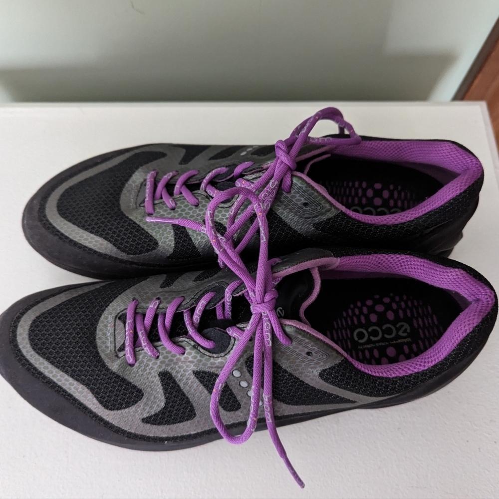 Black and purple Ecco ladies sneakers. EU size 39. US size 8.